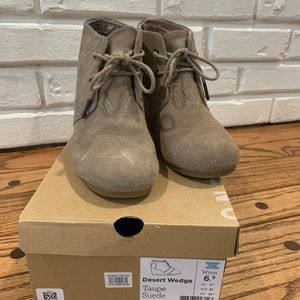 Tom’s Taupe Suede Desert Wedge